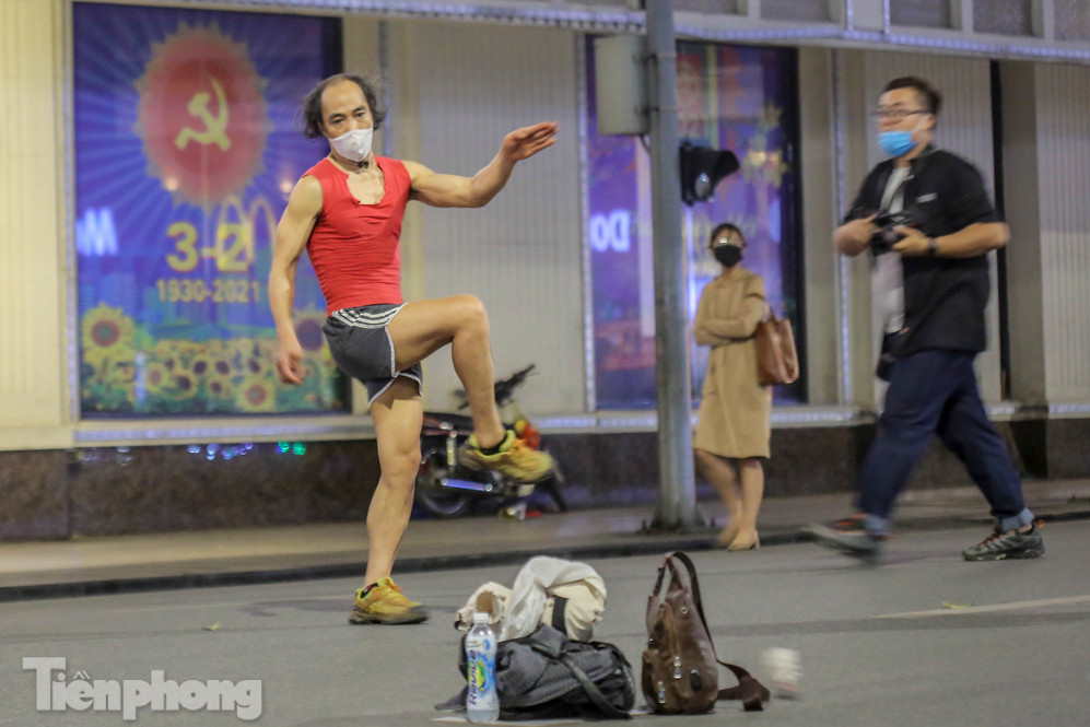 Người dân đổ về phố đi bộ Hồ Gươm ngày đầu mở cửa trở lại ảnh 15