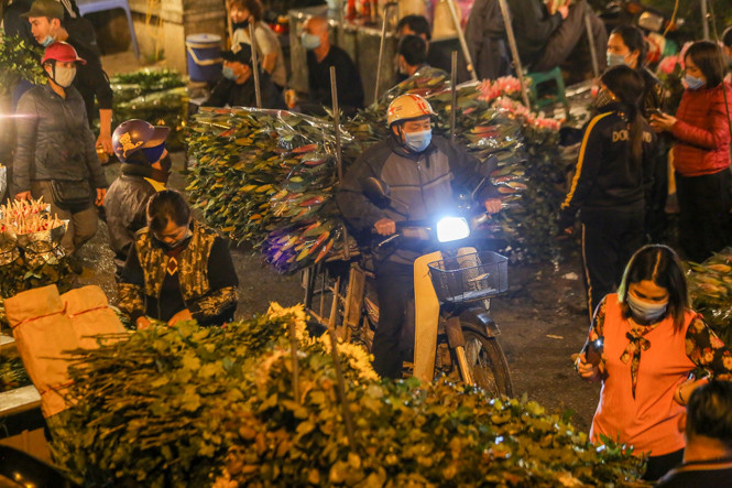 Chợ hoa lớn nhất Hà Nội tấp nập trước ngày 8/3 ảnh 7