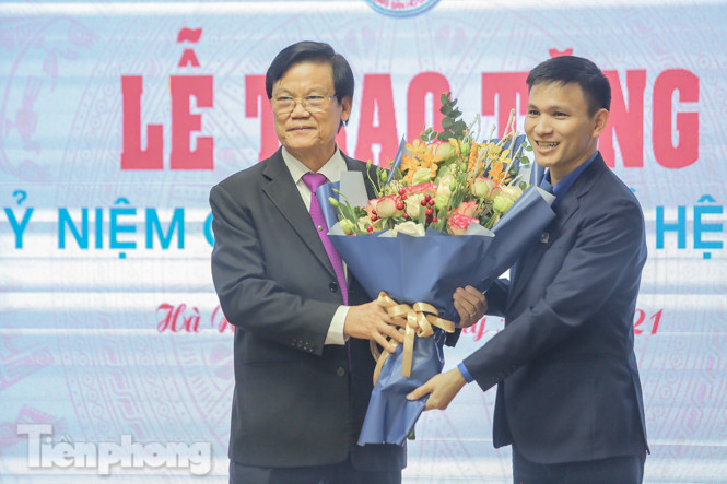 Trao Kỷ niệm chương 'Vì thế hệ trẻ' cho đồng chí Hà Ban ảnh 5