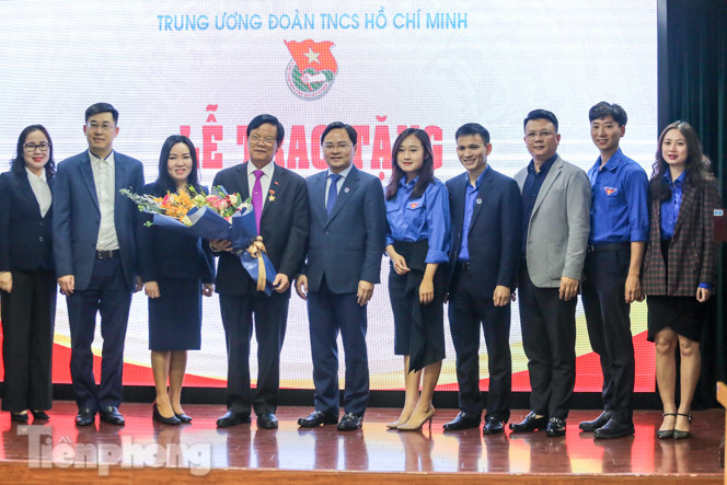 Trao Kỷ niệm chương 'Vì thế hệ trẻ' cho đồng chí Hà Ban ảnh 7