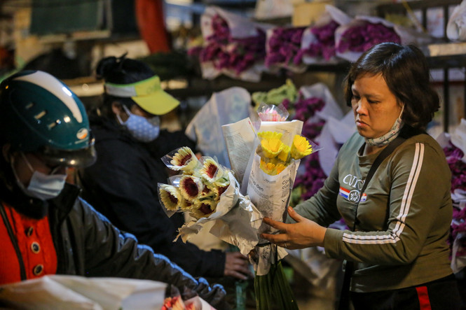 Chợ hoa lớn nhất Hà Nội tấp nập trước ngày 8/3 ảnh 6