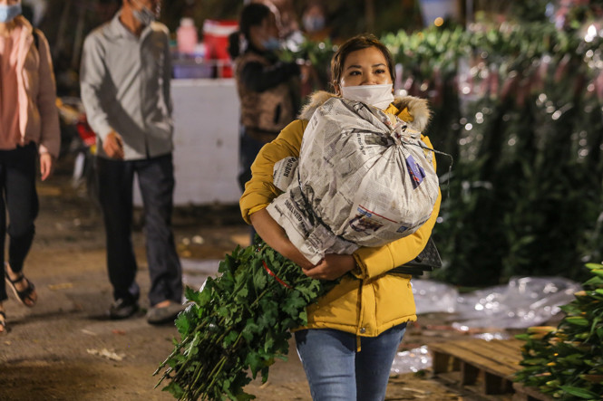 Chợ hoa lớn nhất Hà Nội tấp nập trước ngày 8/3 ảnh 2