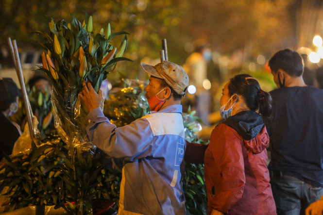 Chợ hoa lớn nhất Hà Nội tấp nập trước ngày 8/3 ảnh 4