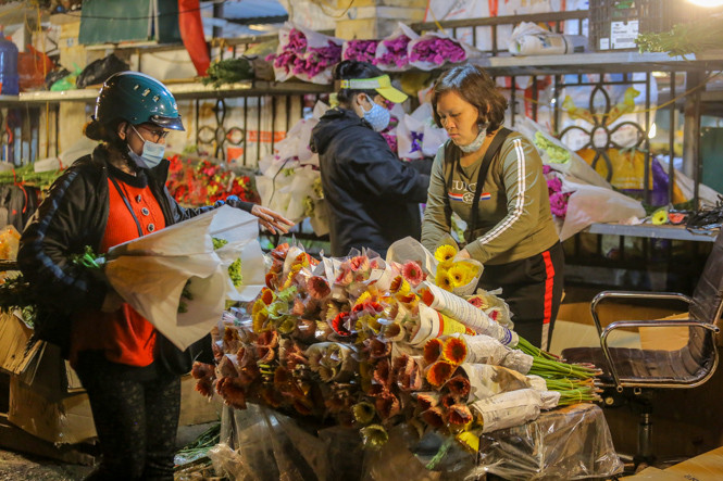 Chợ hoa lớn nhất Hà Nội tấp nập trước ngày 8/3 ảnh 5