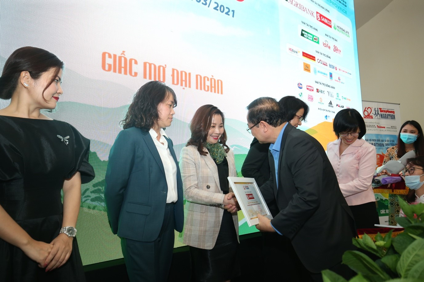 SABECO – NTT Kim cương giải Vô địch quốc gia Marathon và cự ly dài báo Tiền Phong năm 2021 ảnh 1