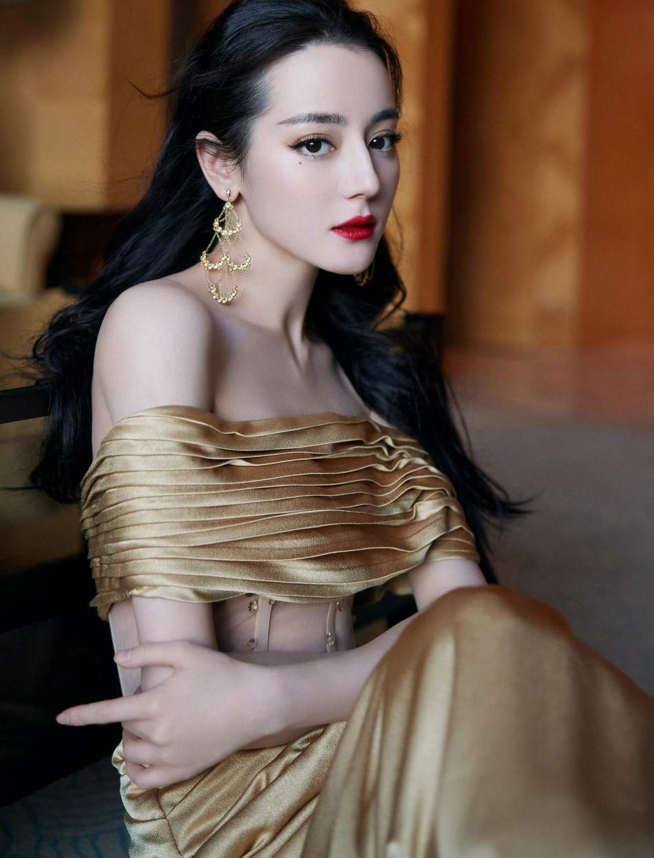 Diện váy trễ vai xuyên thấu, Địch Lệ Nhiệt Ba gợi cảm ngất ngây ảnh 9