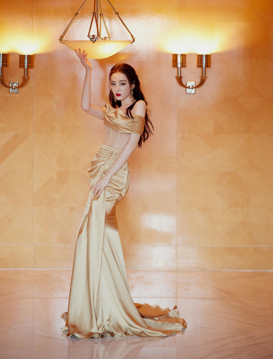 Diện váy trễ vai xuyên thấu, Địch Lệ Nhiệt Ba gợi cảm ngất ngây ảnh 3