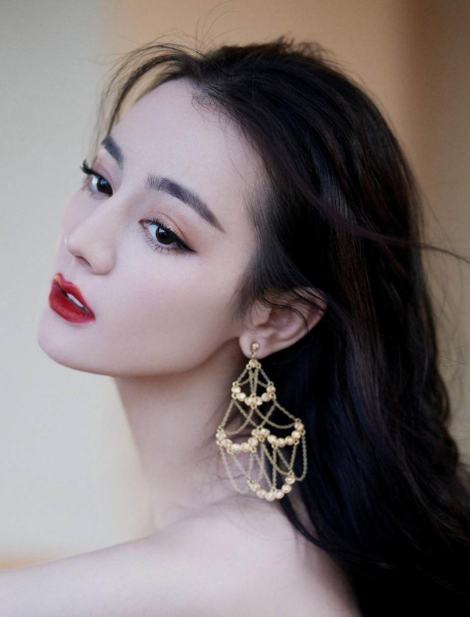 Diện váy trễ vai xuyên thấu, Địch Lệ Nhiệt Ba gợi cảm ngất ngây ảnh 8