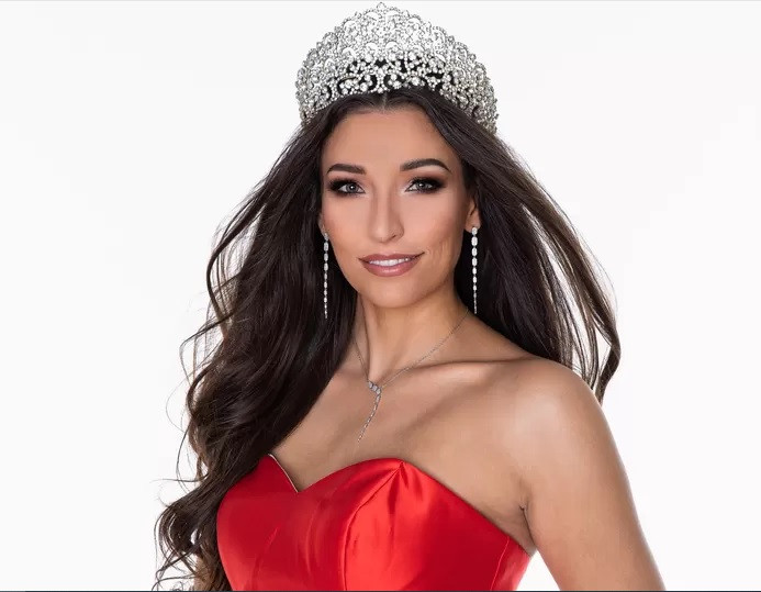 Hoa hậu Bỉ bất ngờ từ chối tham gia Miss Universe 2020 ảnh 1