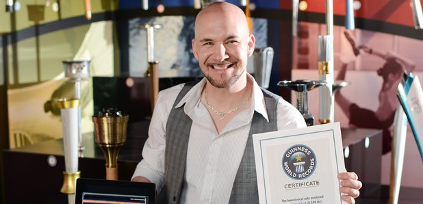 Người đàn ông sở hữu giọng hát trầm đến mức tai người không thể nghe được ảnh 1