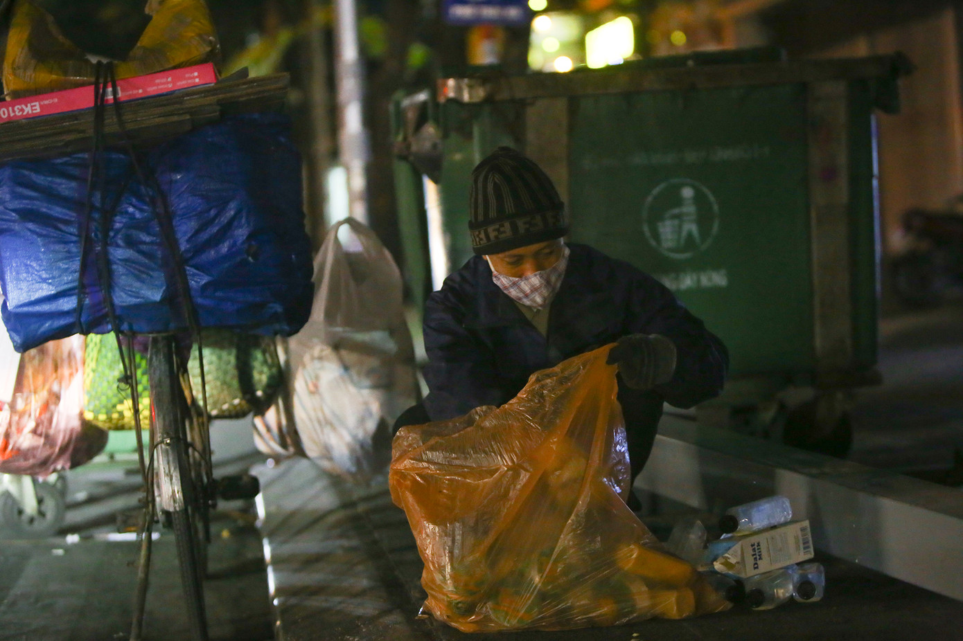 Gồng mình mưu sinh trong đêm giá buốt ảnh 1