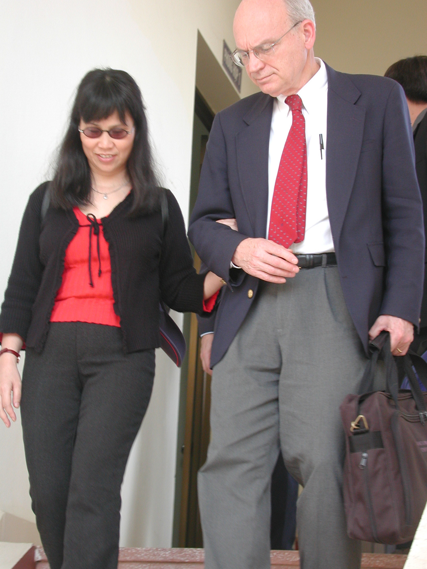 Một giáo sư Mỹ dắt tay tác giả bài viết Nguyễn Thị Minh Phương bước xuống cầu thang Ảnh: GS Võ Văn Tới Chuyện từ bức ảnh 'o du kích nhỏ' ảnh 1