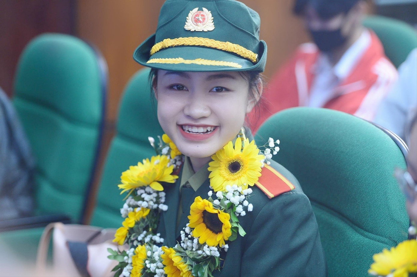 Nữ sinh áo lính mê khoa học ảnh 1