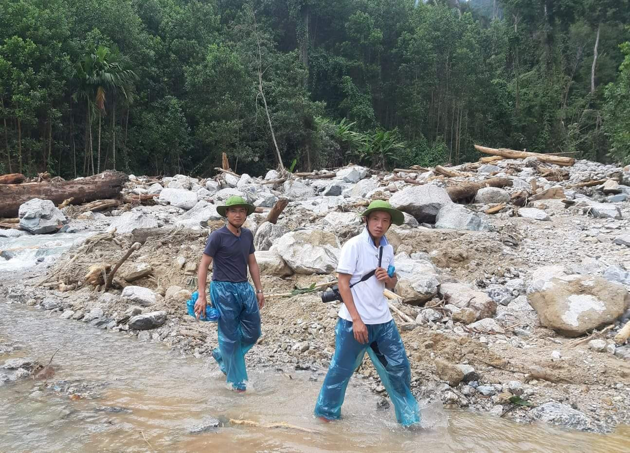 Xuyên tâm bão, lũ… ảnh 1