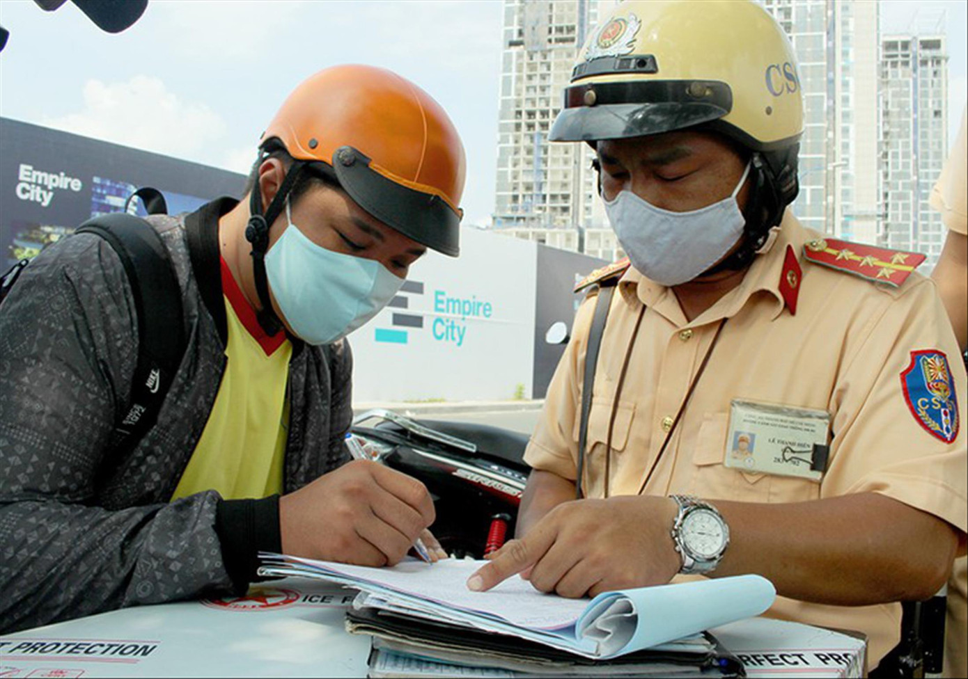 Phạt 'ma men' lái ô tô trên cao tốc, bắt đối tượng mang theo ma túy ảnh 2