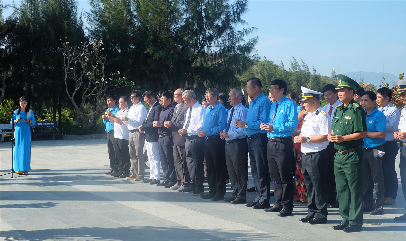 Dâng hương tưởng nhớ 64 chiến sĩ hi sinh tại đảo Gạc Ma - Trường Sa ảnh 1