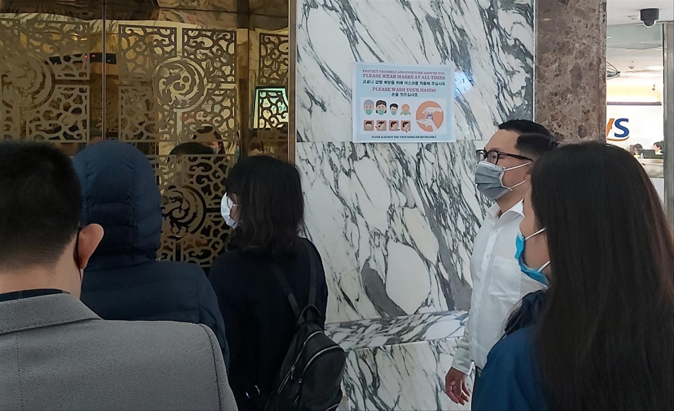 Phòng dịch ở 'phố' Hàn, Nhật ảnh 1