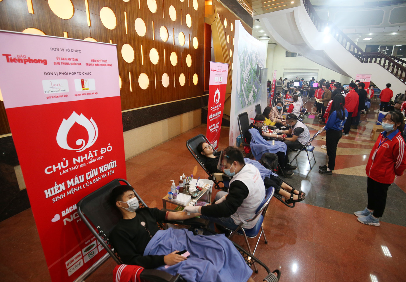 Chủ nhật Đỏ xác lập kỷ lục của yêu thương ảnh 2