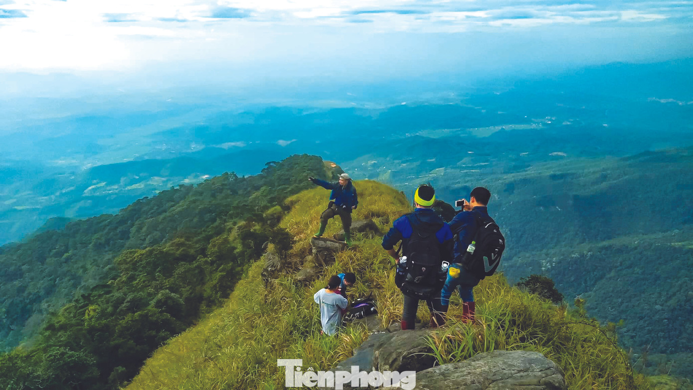 Lên núi Cha cưỡi 'khủng long' ảnh 1