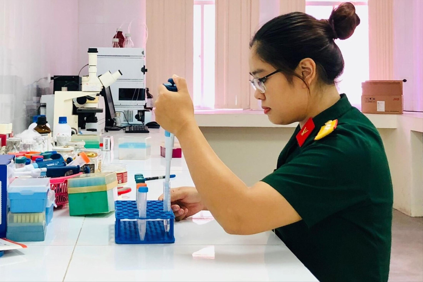 Giúp đồng đội sinh tồn ảnh 1