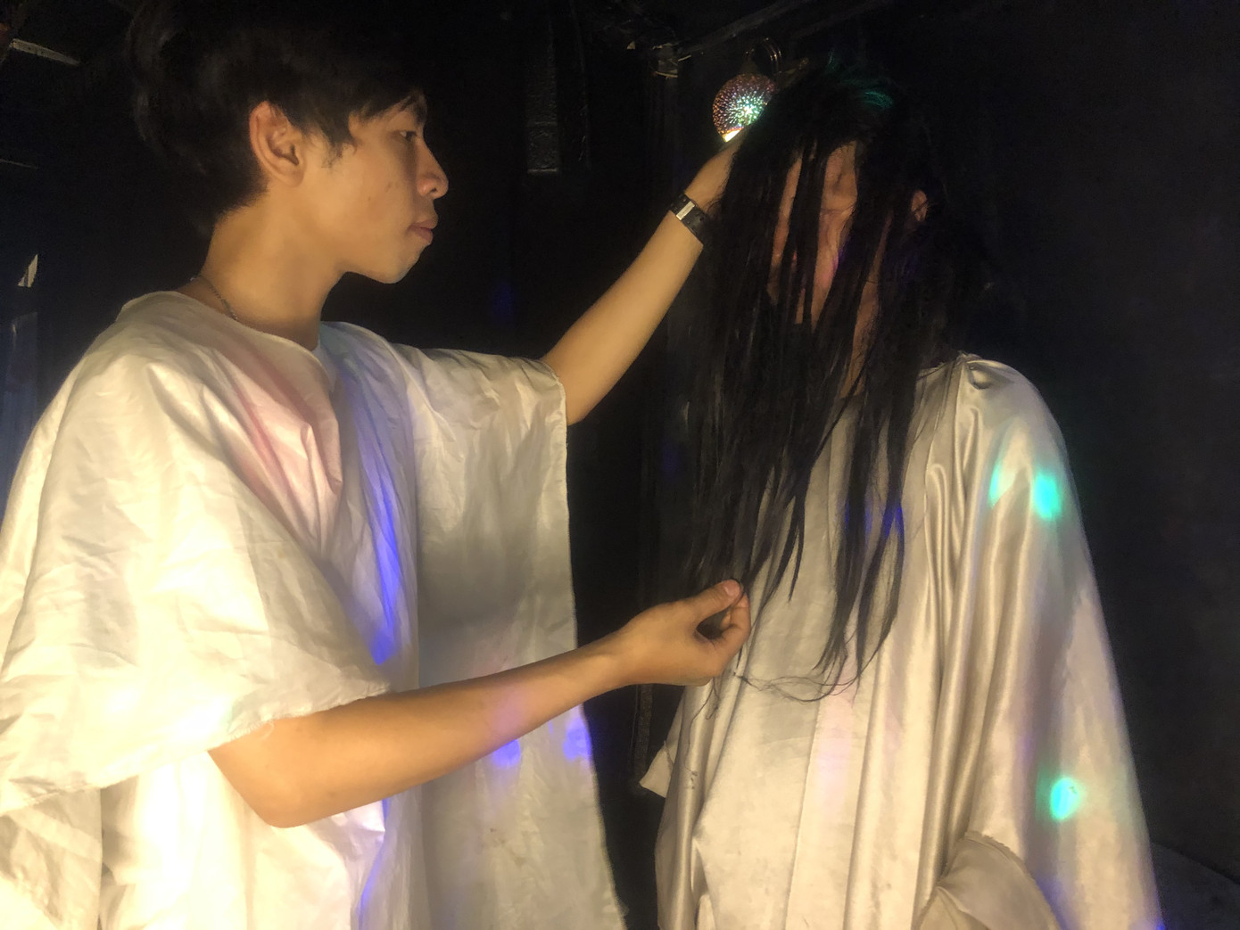 Những người bén duyên với nghề độc, lạ: Hóa tiên, làm ma… ảnh 1