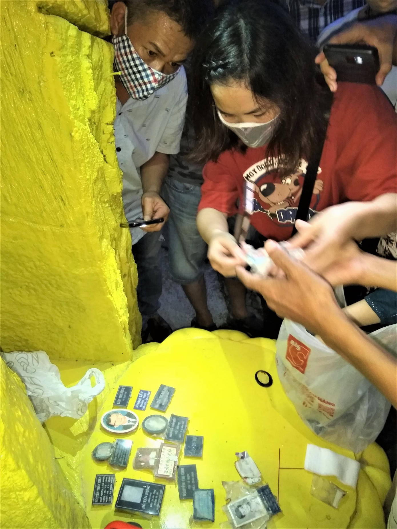 Soi đèn tìm tro cốt người thân trong nước mắt ảnh 1