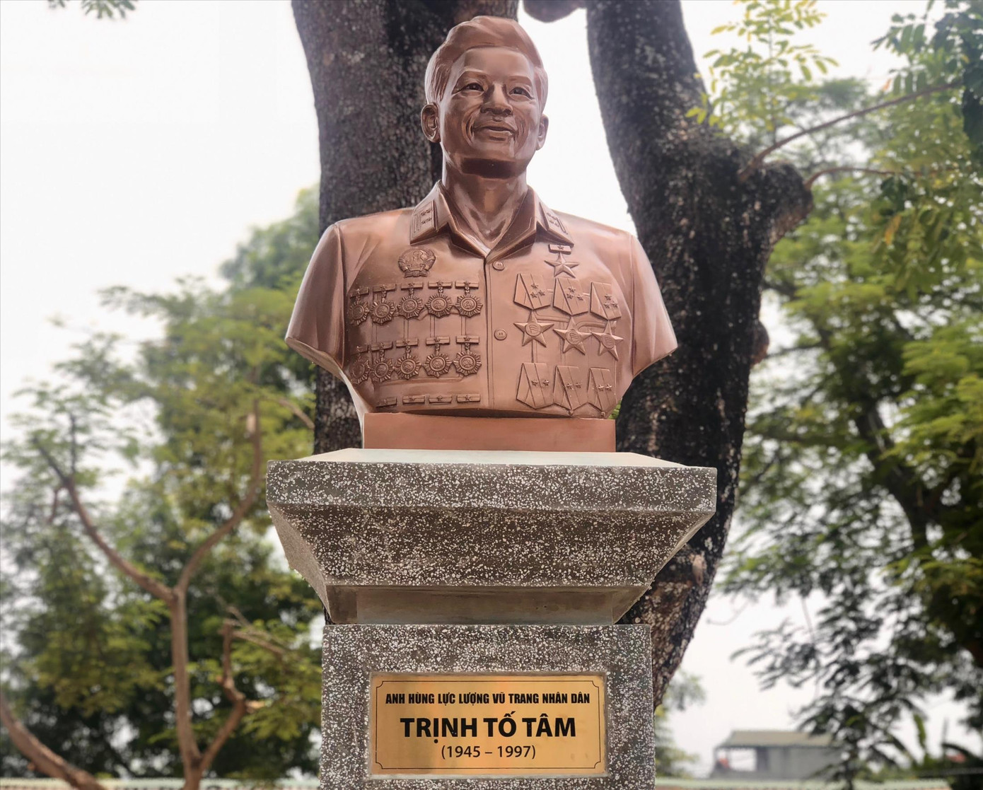 Bức tượng Anh hùng Trịnh Tố Tâm vừa được khánh thành tại trường THPT Ứng Hòa B (Hà Nội) Ảnh: Lưu Trinh Người Anh hùng truyền cảm hứng cho giới trẻ ảnh 1