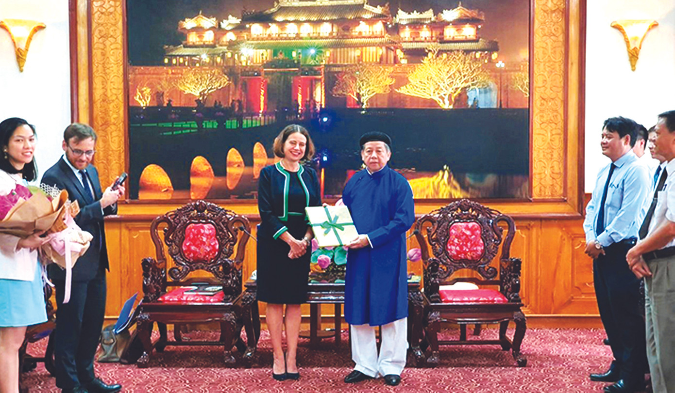 Chủ tịch tỉnh Phan Ngọc Thọ vận “quốc phục” tiếp Đại sứ nước ngoài Chuyện dài về 'kinh đô áo dài' ảnh 2