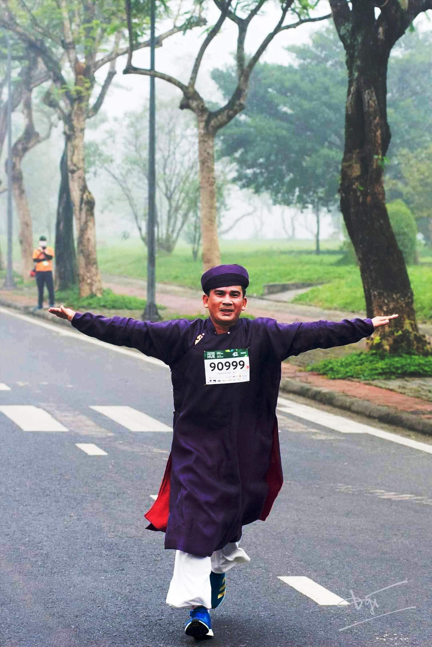 Bất ngờ áo dài ngũ thân đua marathon ảnh 1