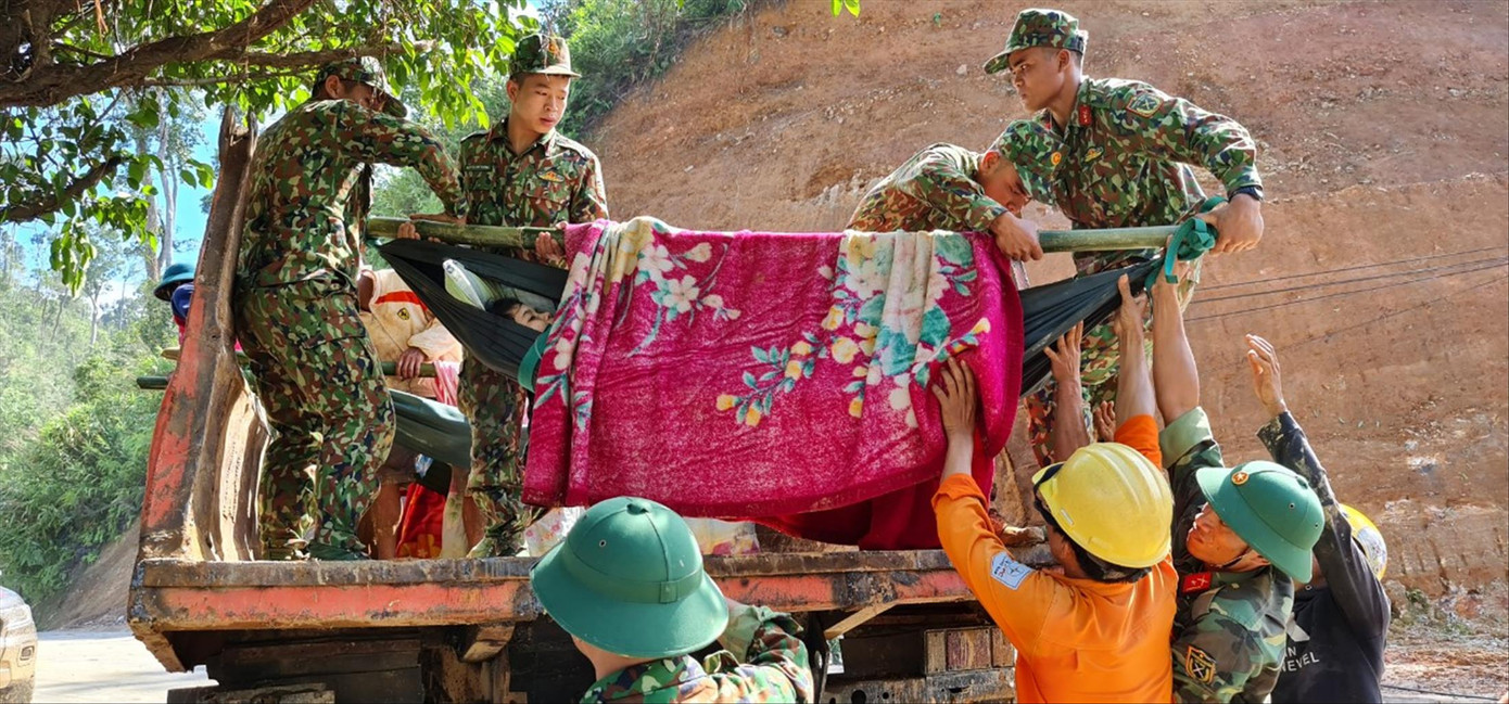 Dọc đường cứu trợ: Vừa khóc vừa cào bùn tìm đồng bào ảnh 1