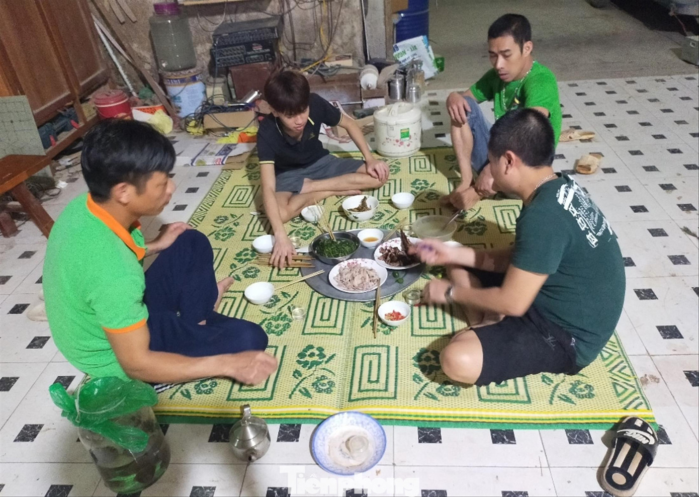 Từ bản xuống phố: Cạm bẫy &nbsp; ảnh 1