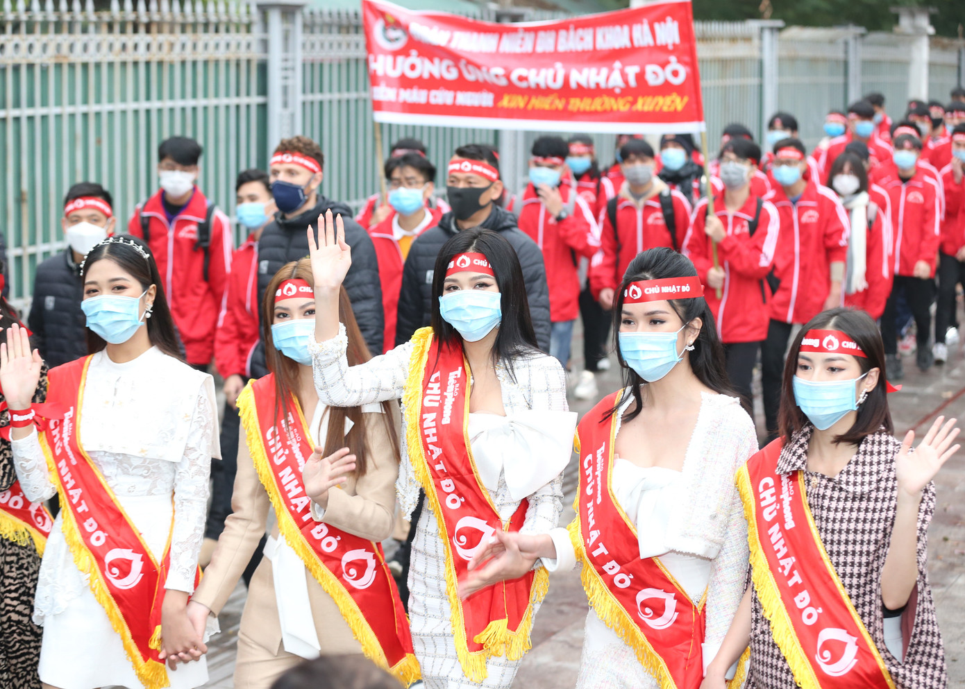 Chủ nhật Đỏ xác lập kỷ lục của yêu thương ảnh 1