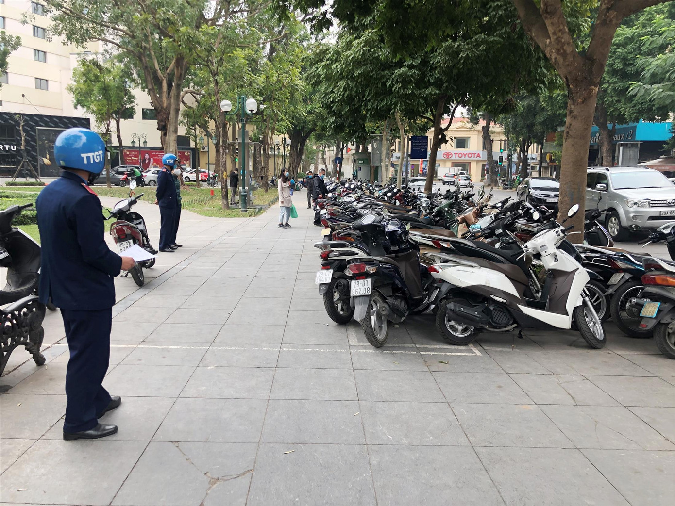 Dịch vụ trông giữ xe tại Hà Nội tái phạm nhiều lần: Sao không thu hồi giấy phép? ảnh 1