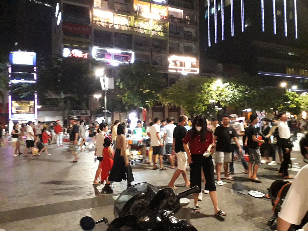 Phố đi bộ Nguyễn Huệ thành 'phố hàng rong', nơi cún cưng...phóng uế ảnh 1