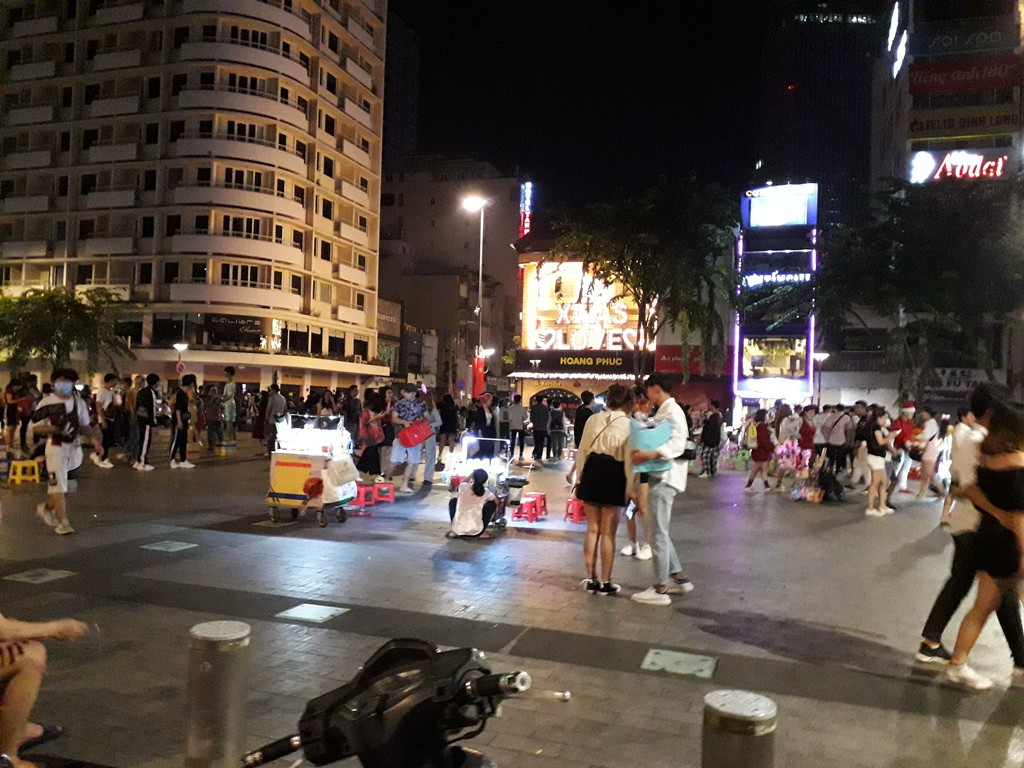 Phố đi bộ Nguyễn Huệ thành 'phố hàng rong', nơi cún cưng...phóng uế ảnh 2