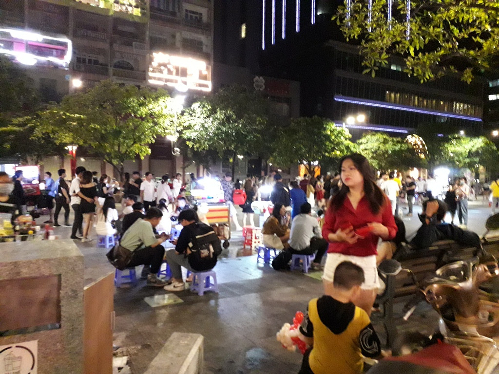 Phố đi bộ Nguyễn Huệ thành 'phố hàng rong', nơi cún cưng...phóng uế ảnh 3