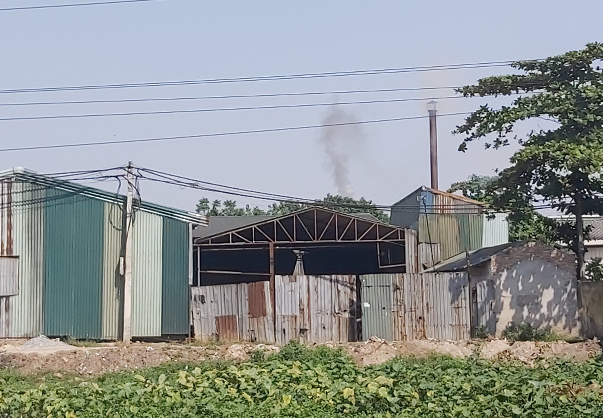 Cận cảnh nhà xưởng xả khói đen khét lẹt giữa khu dân cư Hà Nội ảnh 2