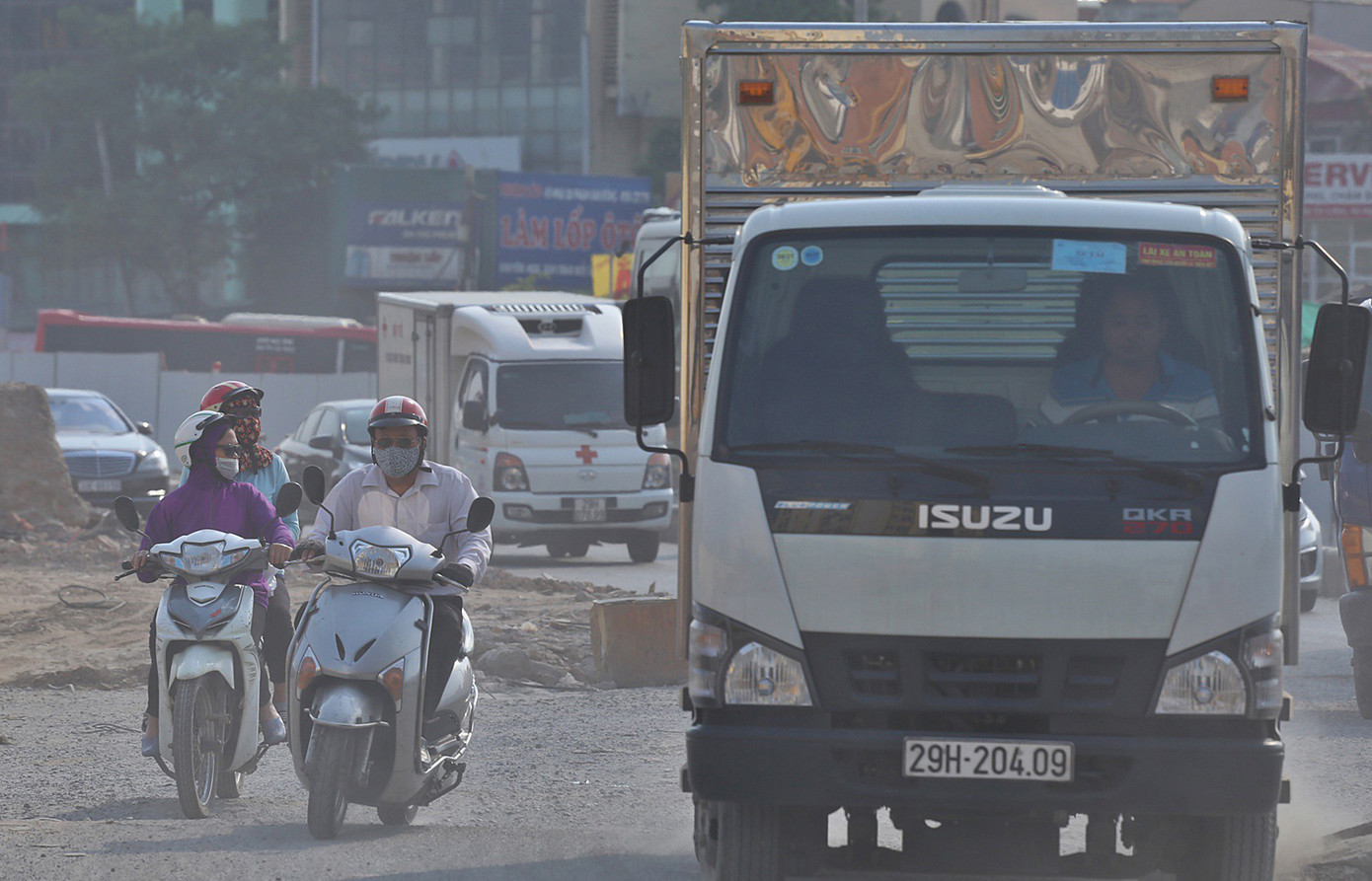 Đất cát đầy đường Hà Nội, quét hút càng thêm bụi ảnh 3