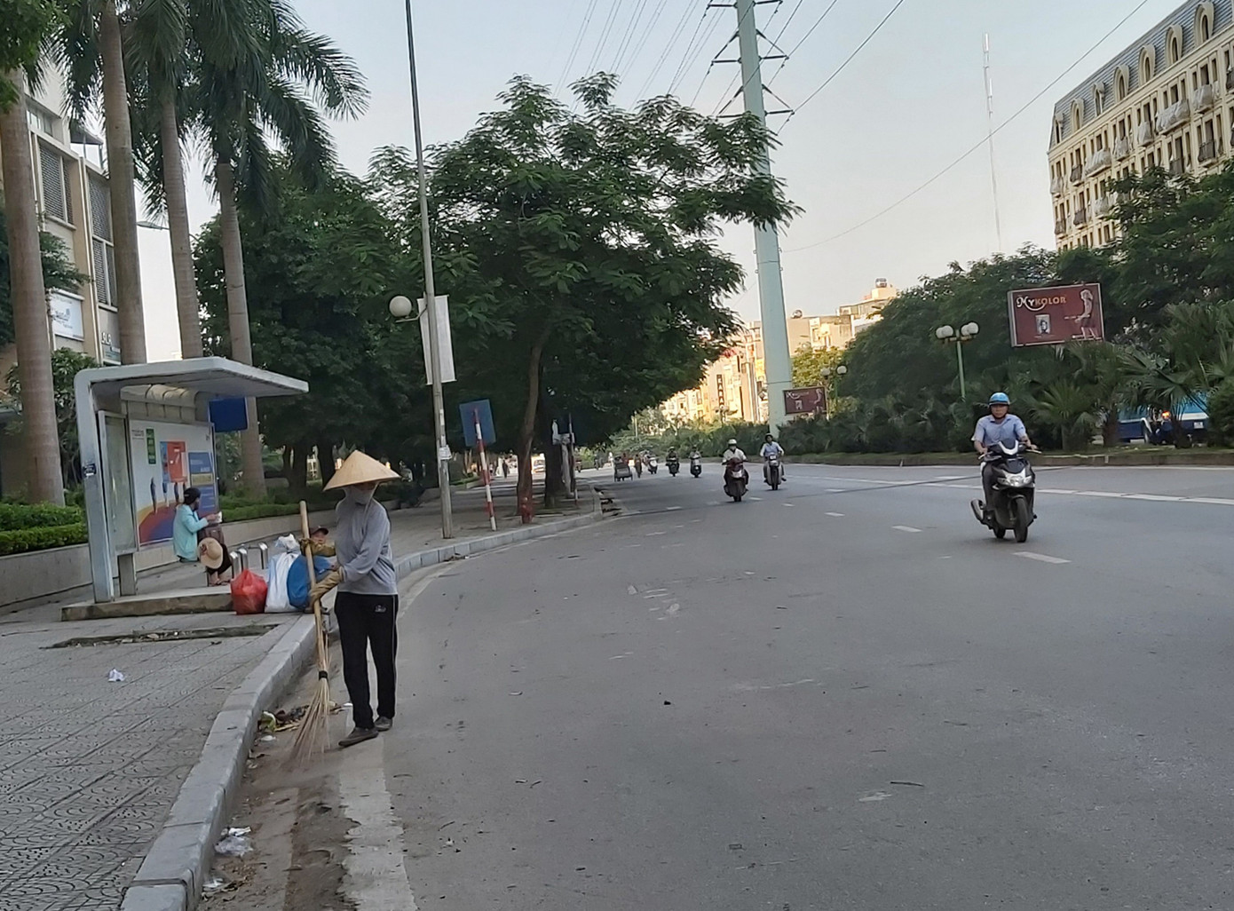 Đất cát đầy đường Hà Nội, quét hút càng thêm bụi ảnh 7