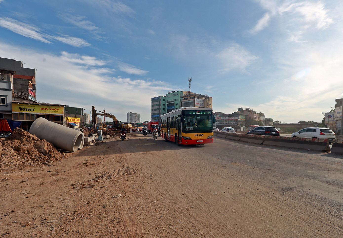 Đất cát đầy đường Hà Nội, quét hút càng thêm bụi ảnh 4