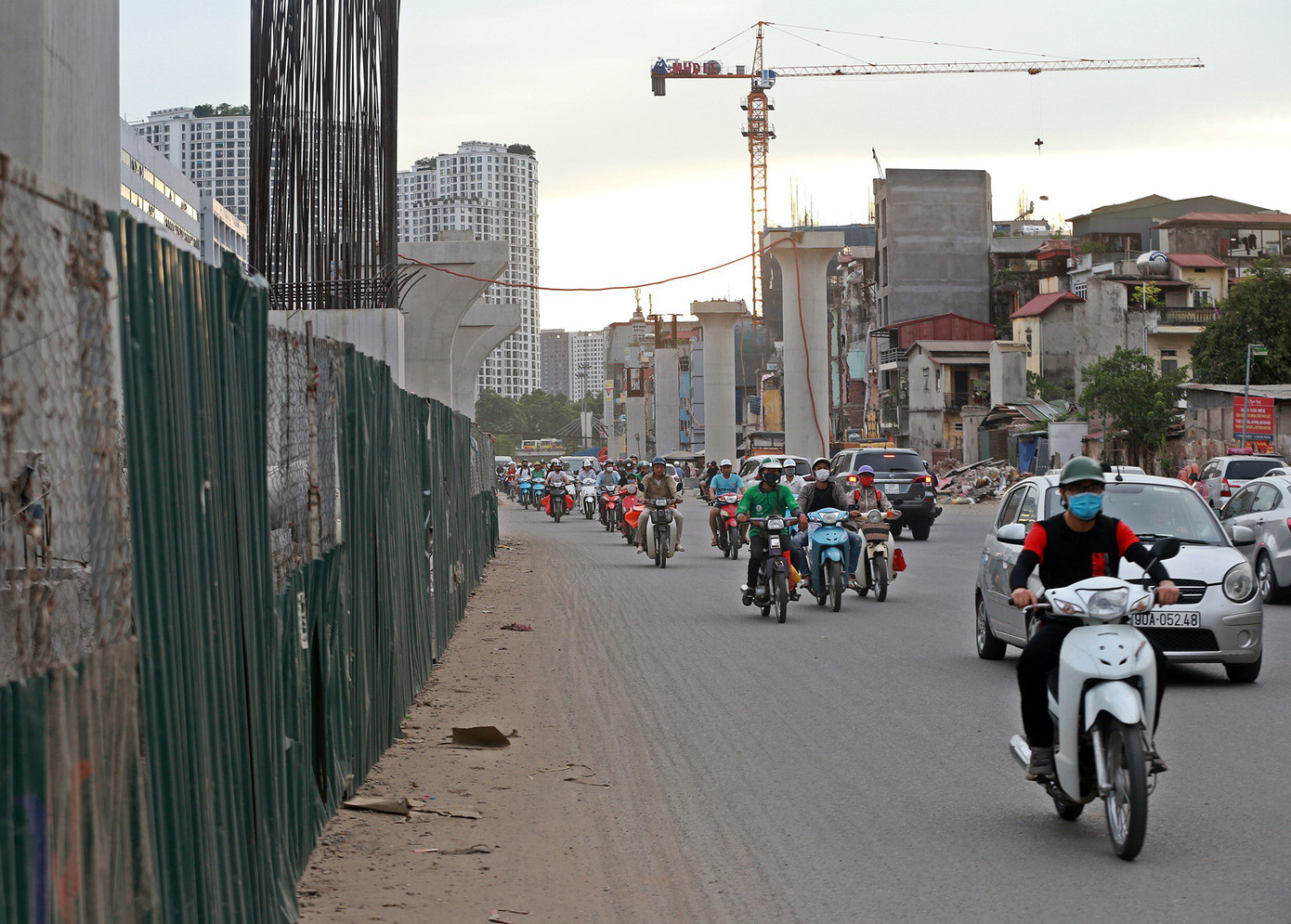 Đất cát đầy đường Hà Nội, quét hút càng thêm bụi ảnh 2