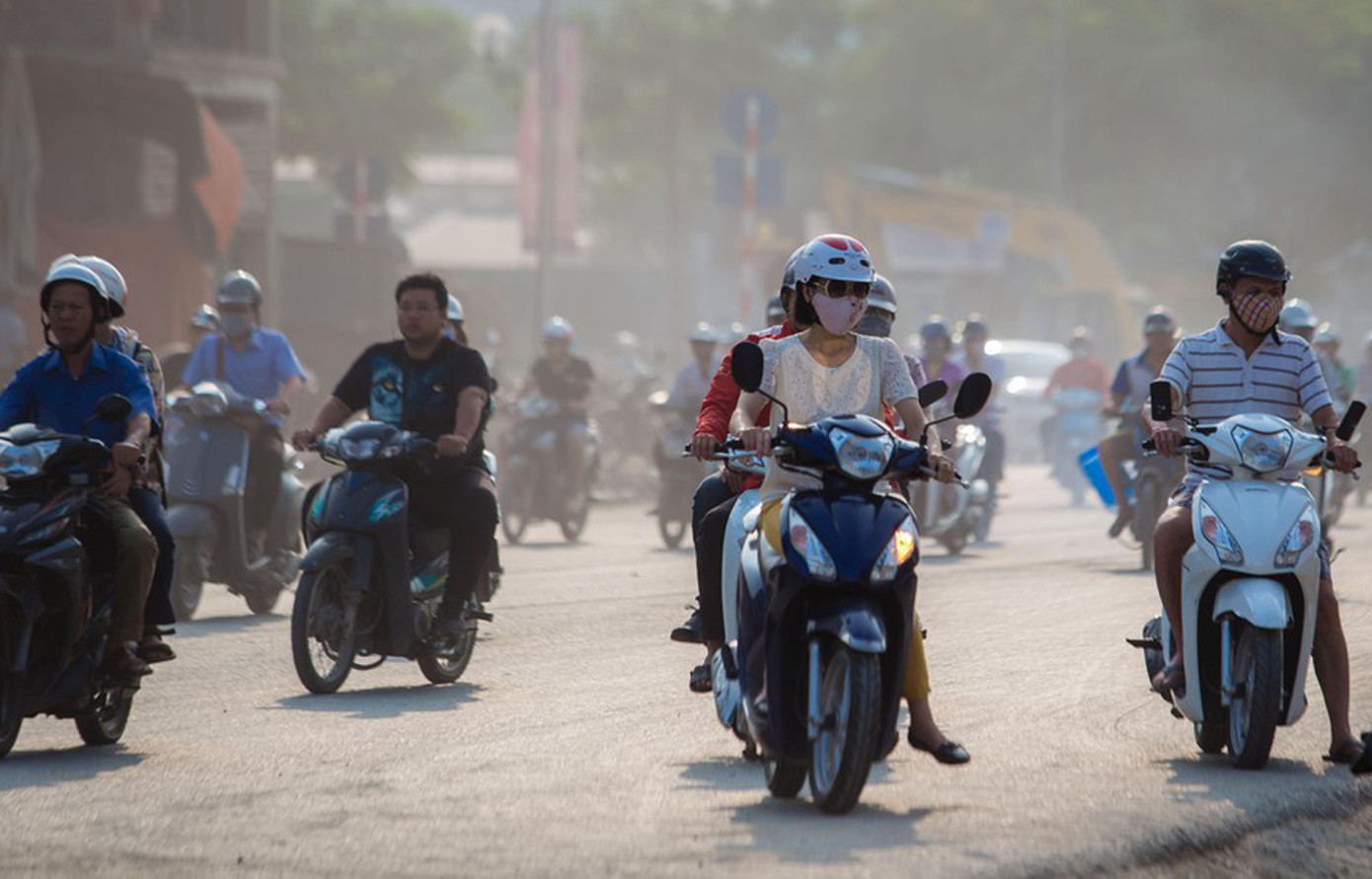 Đất cát đầy đường Hà Nội, quét hút càng thêm bụi ảnh 10