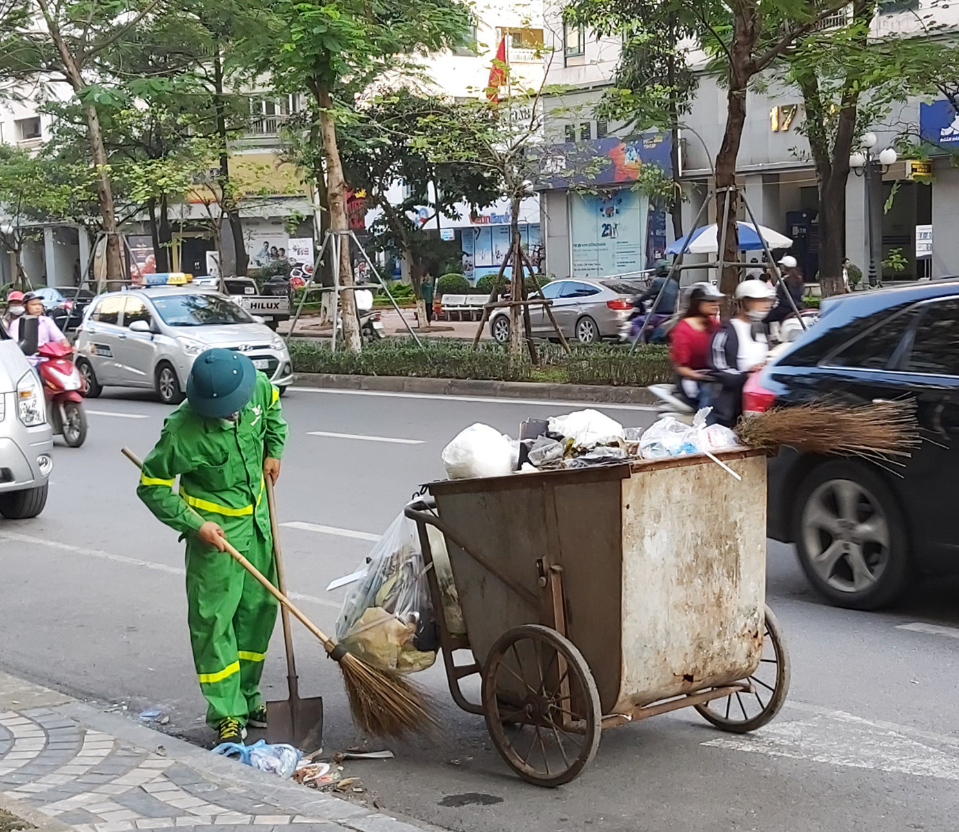 Đất cát đầy đường Hà Nội, quét hút càng thêm bụi ảnh 8