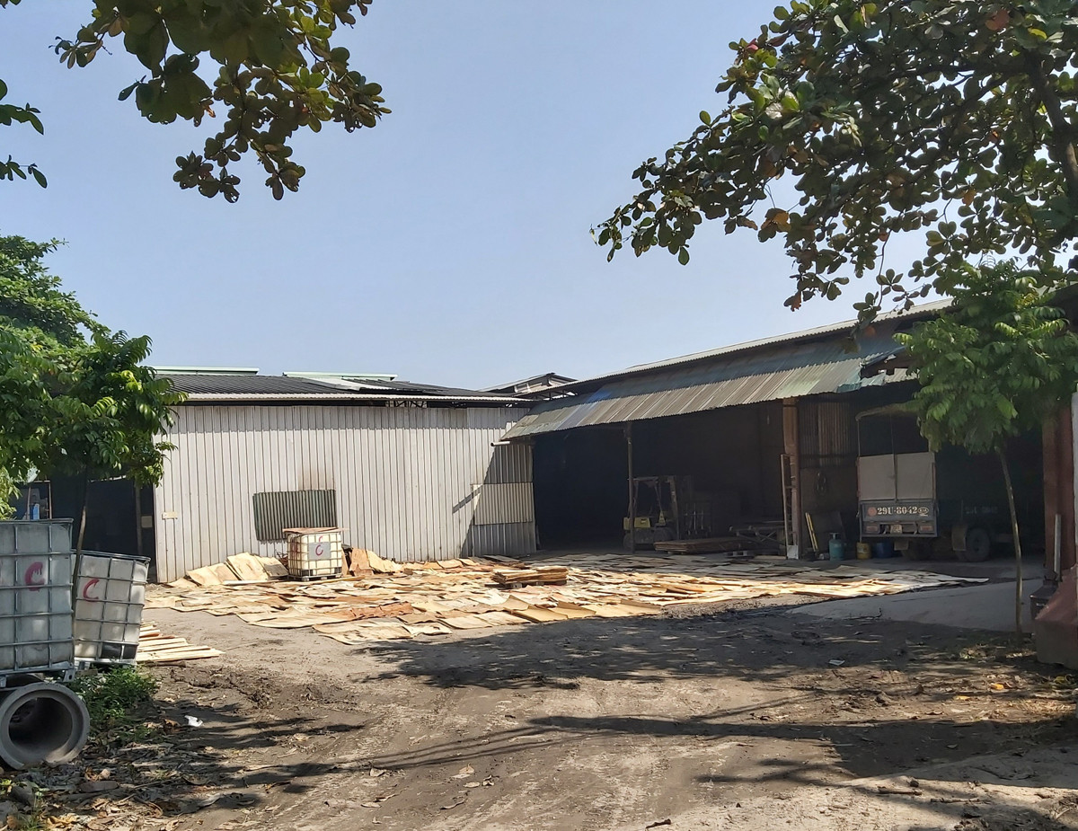 Cận cảnh nhà xưởng xả khói đen khét lẹt giữa khu dân cư Hà Nội ảnh 5