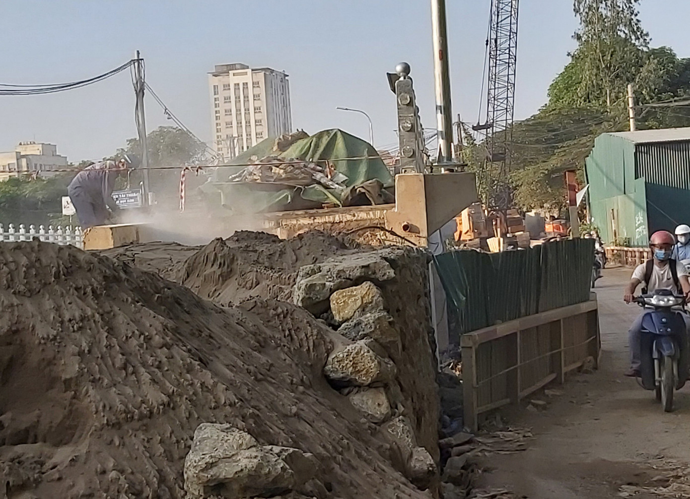 Đất cát đầy đường Hà Nội, quét hút càng thêm bụi ảnh 5