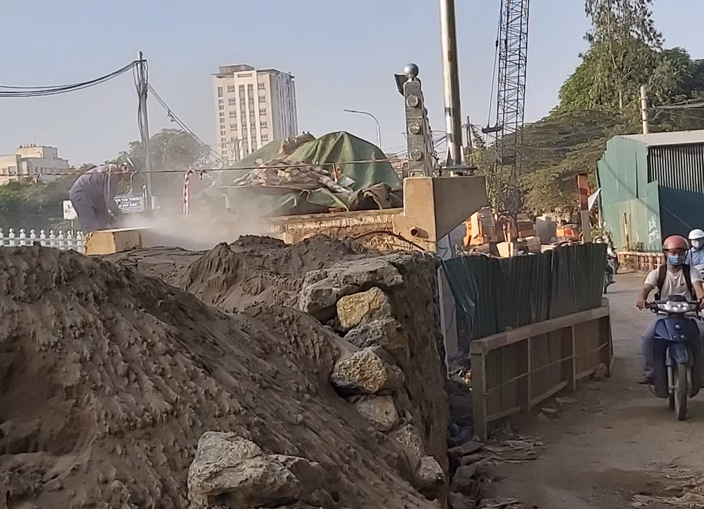 Đất cát đầy đường Hà Nội, quét hút càng thêm bụi ảnh 5