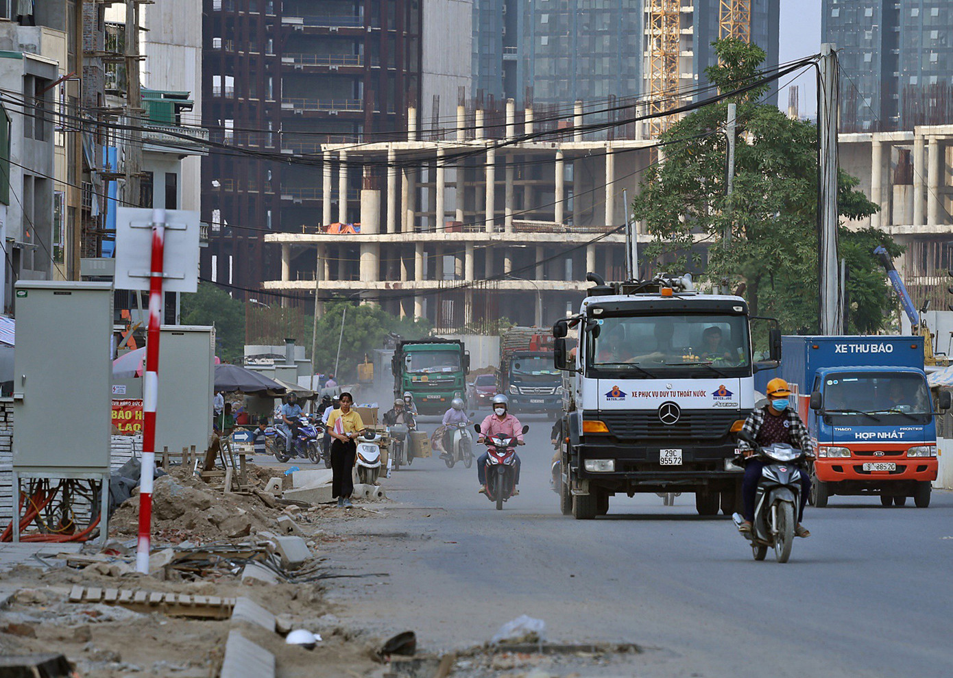 Nhiều đường phố Hà Nội lại chìm trong khói bụi ảnh 5