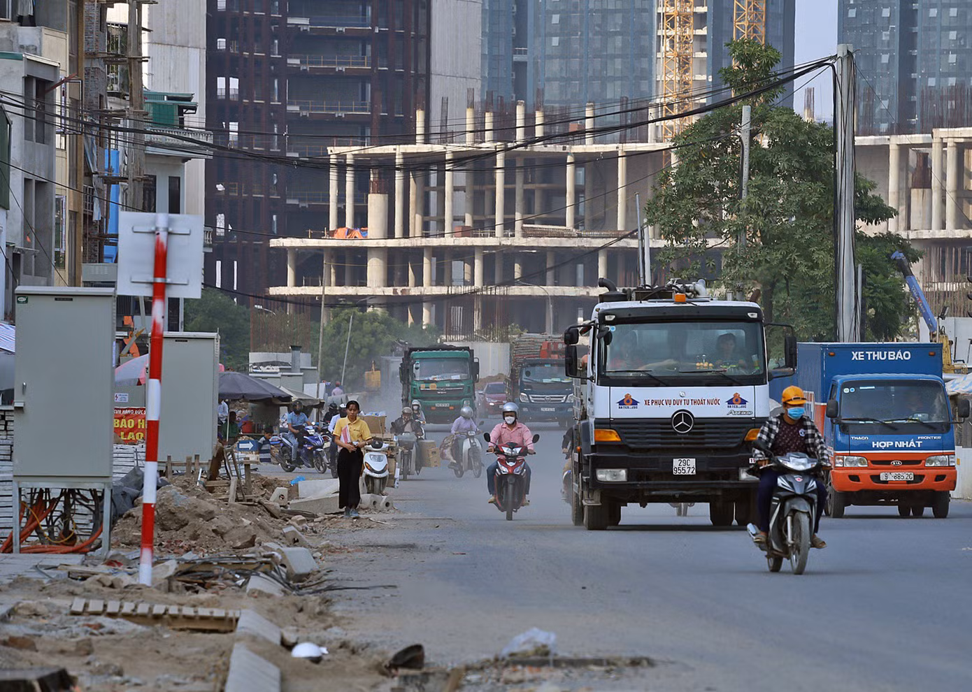 Nhiều đường phố Hà Nội lại chìm trong khói bụi ảnh 5