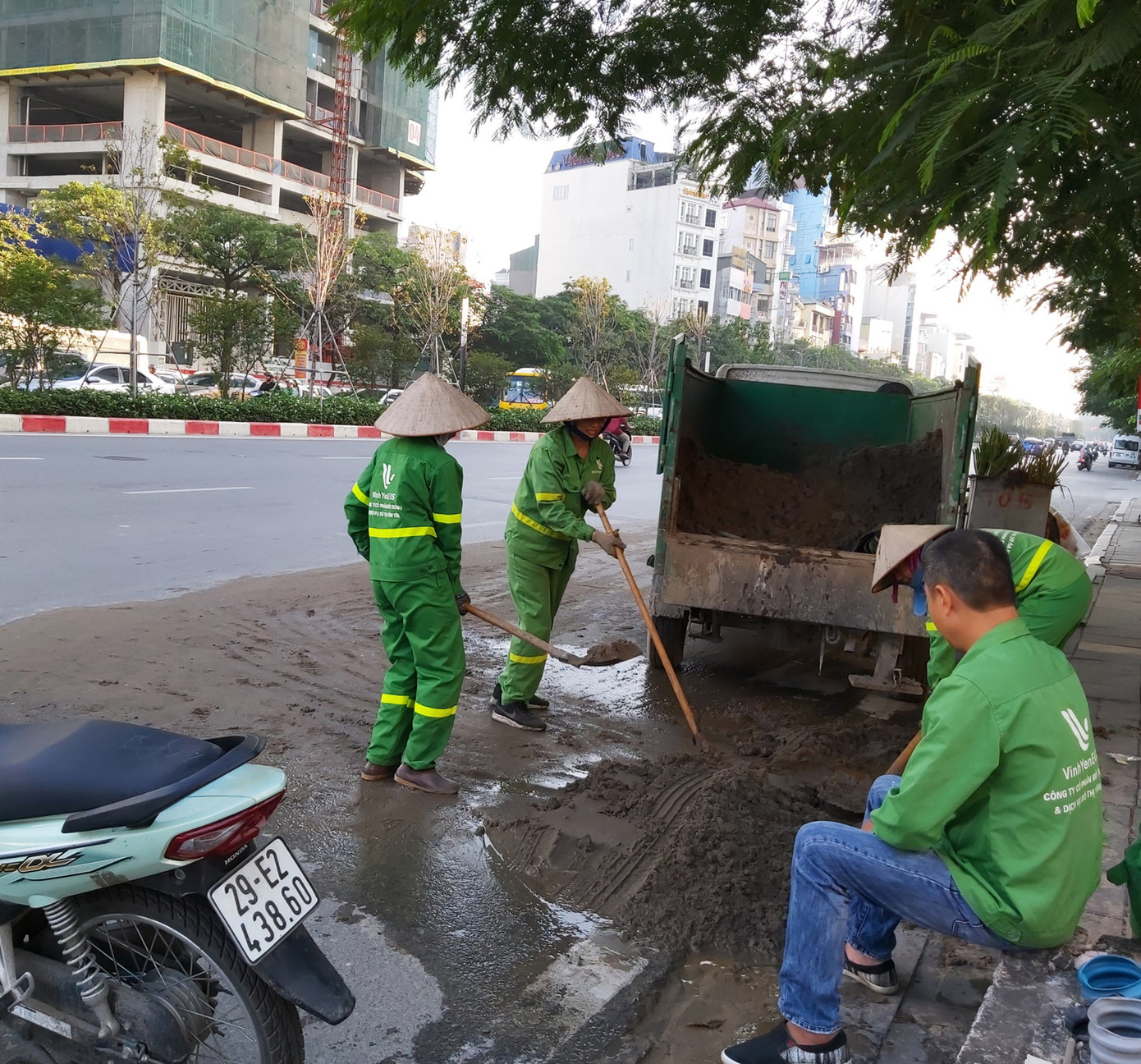 Đất cát đầy đường Hà Nội, quét hút càng thêm bụi ảnh 6