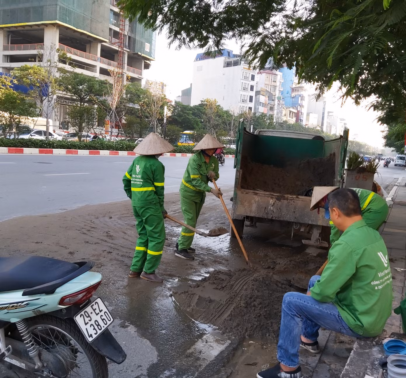 Đất cát đầy đường Hà Nội, quét hút càng thêm bụi ảnh 6